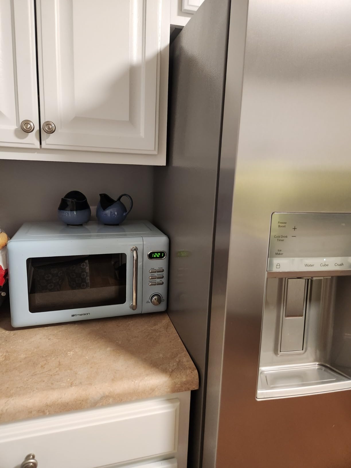 Emerson Retro Countertop Microwave Oven, 0.7 Cu. Ft., 700 Watts customer photo 2
