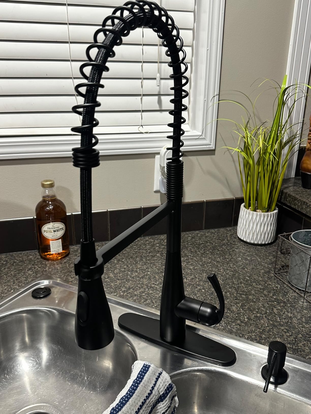 Moen Essie Matte Black One-Handle High Arc Pre-Rinse Spring Pulldown Kitchen Faucet with Power Clean, 87814BL customer photo 2