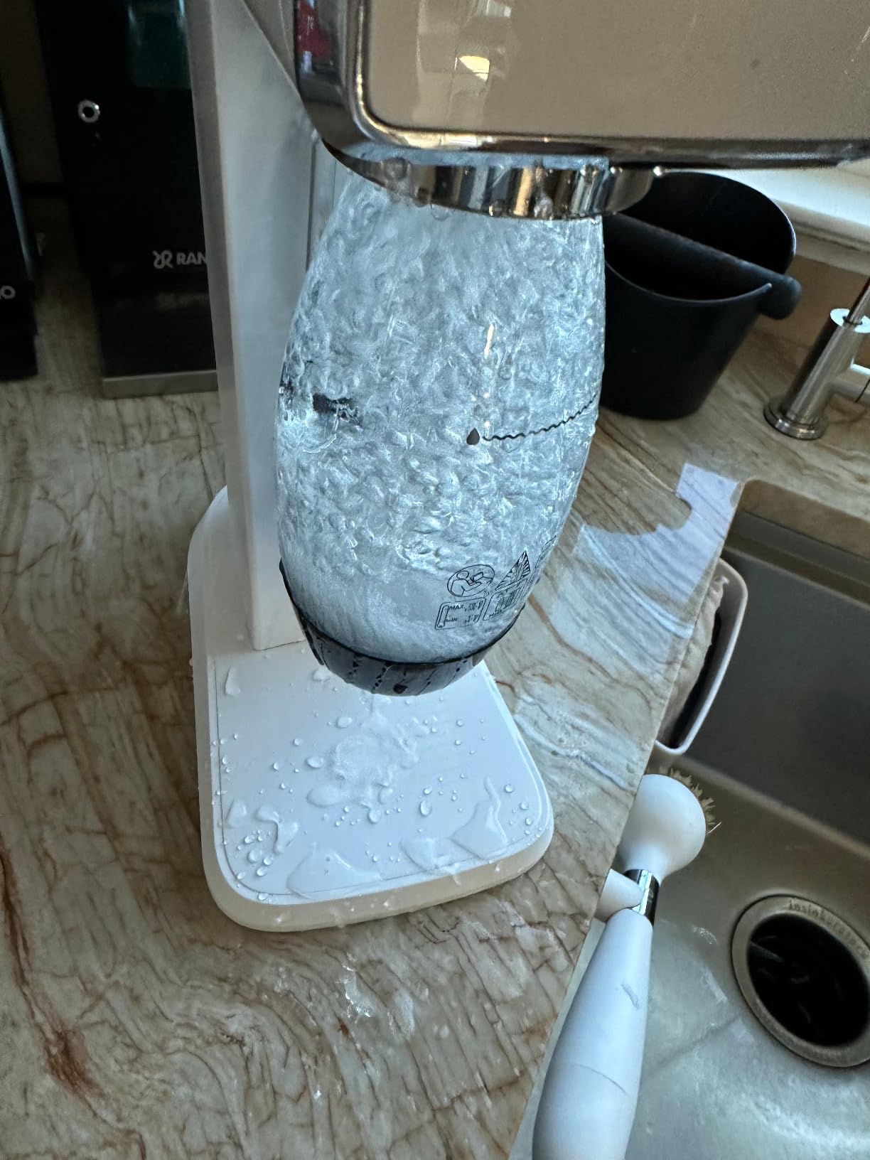 SodaStream - ART Sparkling Water Maker | STARTER KIT | CQC CO2 system | Includes 1x CO2 Cylinder, 1x32 & 1x16 Fl Oz Dishwasher Safe Bottles | Combine with Pepsi Flavors | White customer photo 2