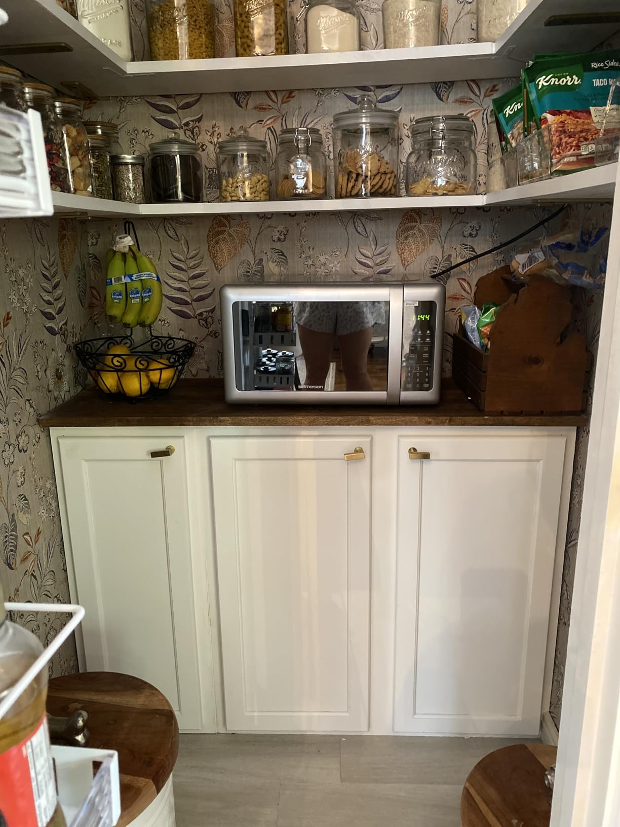 Emerson MW7601SL Countertop Microwave Oven with Sleek Mirrored Finish Glass Door, 700W, 10 Power Levels and 6 Pre-Programmed Settings with Child Safe Lock, 0.7. Cu. Ft., Silver customer photo 1