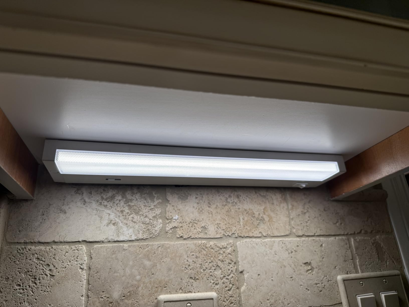 Leetdud LED Under Cabinet Lighting Hardwired or Plug in, 24 Inch 12W, Dimmable 5 Color 2700K/3000K/3500K/4000K/5000K, Linkable Eyes Care Design Counter Lights for Kitchen, Sink, ETL Listed, White customer photo 1