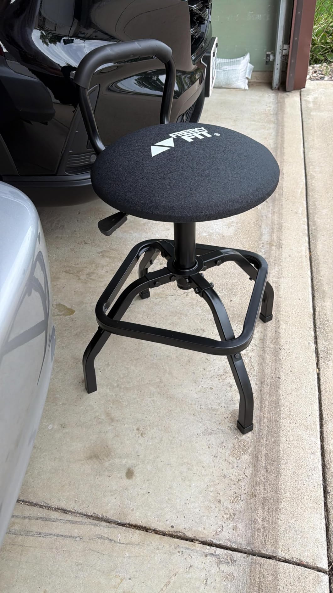 Garage Stool, Adjustable Height Swivel Work Mechanic Shop Stool with Backrest, Pneumatic Shop Chair for Home, Workshop, 300 LBS Capacity, 360° Rotation, Heavy Duty, Black customer photo 2