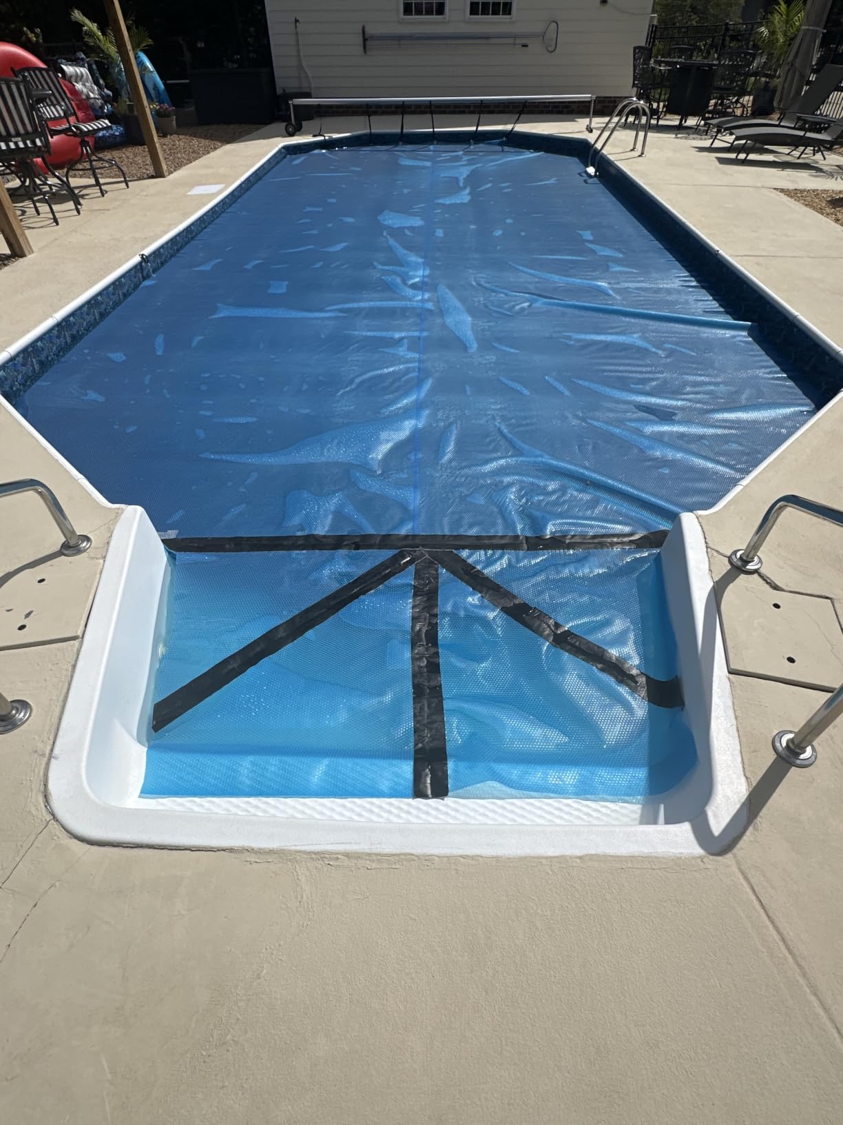 VEVOR Solar Pool Cover 28 x 14 ft, 16 Mil Rectangle Solar Blanket Blue customer photo 1