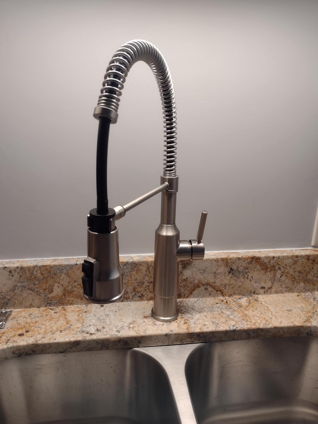 Delta Theodora Pro Style Commercial Kitchen Faucet with Pull Down Sprayer, Single Hole Matte Black Kitchen Sink Faucet, Single Handle, Matte Black 18804Z-BL-DST customer photo 2