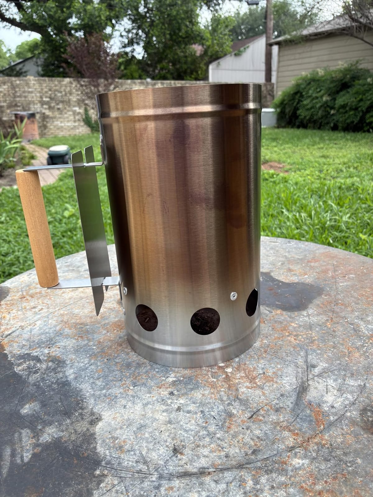 Amazon Basics Charcoal Chimney Starter for Grills and Barbecues, Galvanized Steel, 6.6 Pound Capacity, Heat-Concentrating Design, Silver, 1-Pack customer photo 1