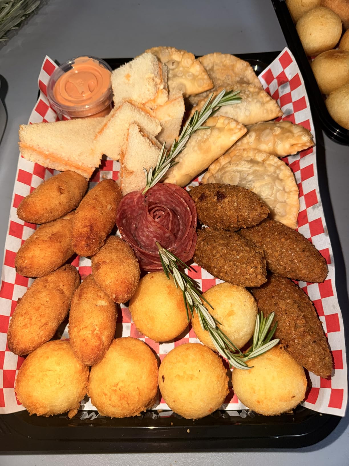 6 Pack Catering Trays with Lids – 13