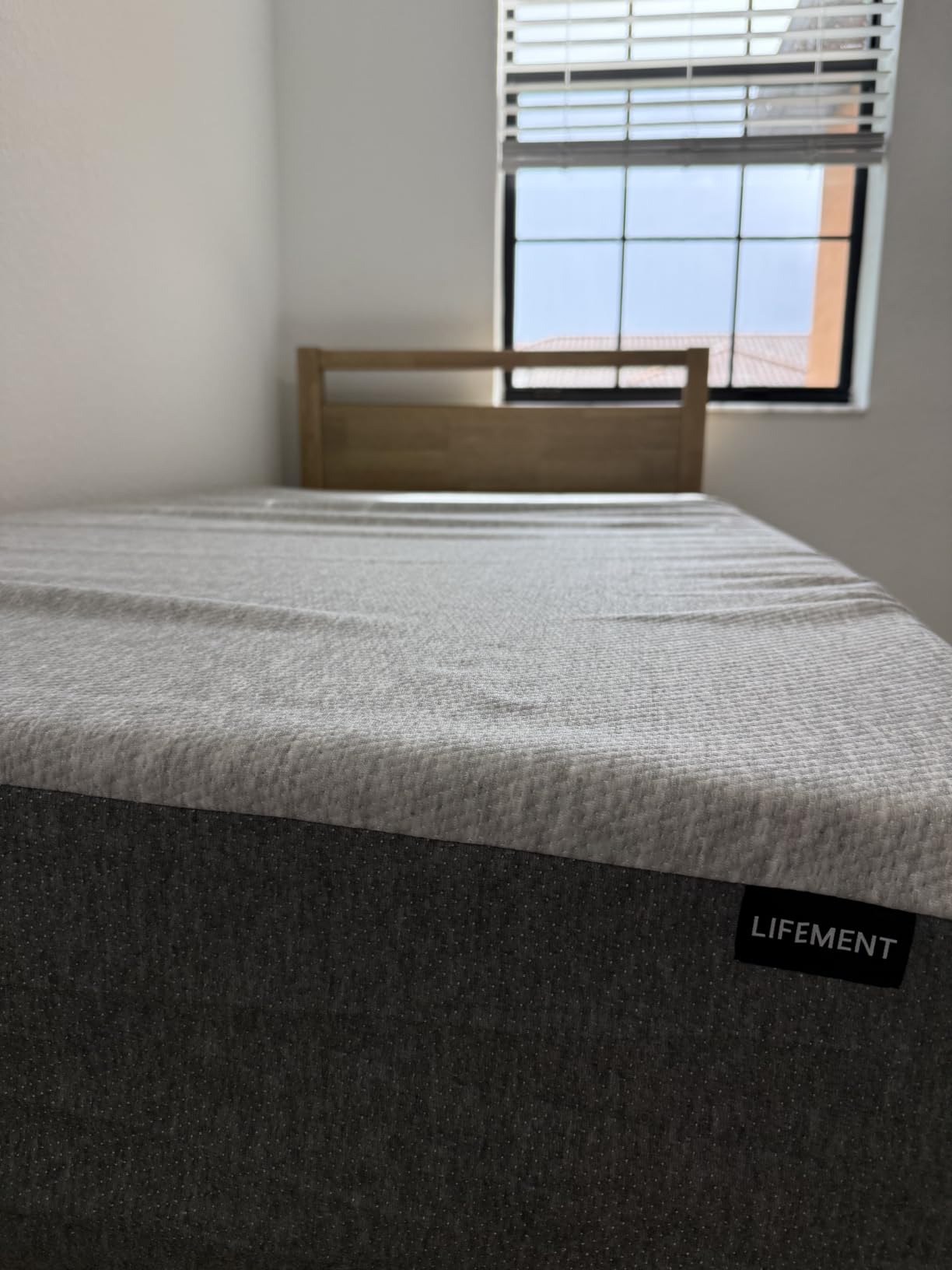 LIFEMENT King Mattress, 10 Inch King Size Mattress, Basic Copper Cooling Gel Memory Foam Mattress in a Box, Pressure Relief with Medium Firm Support, CertiPUR-US Certified, 80''L x 76''W customer photo 1