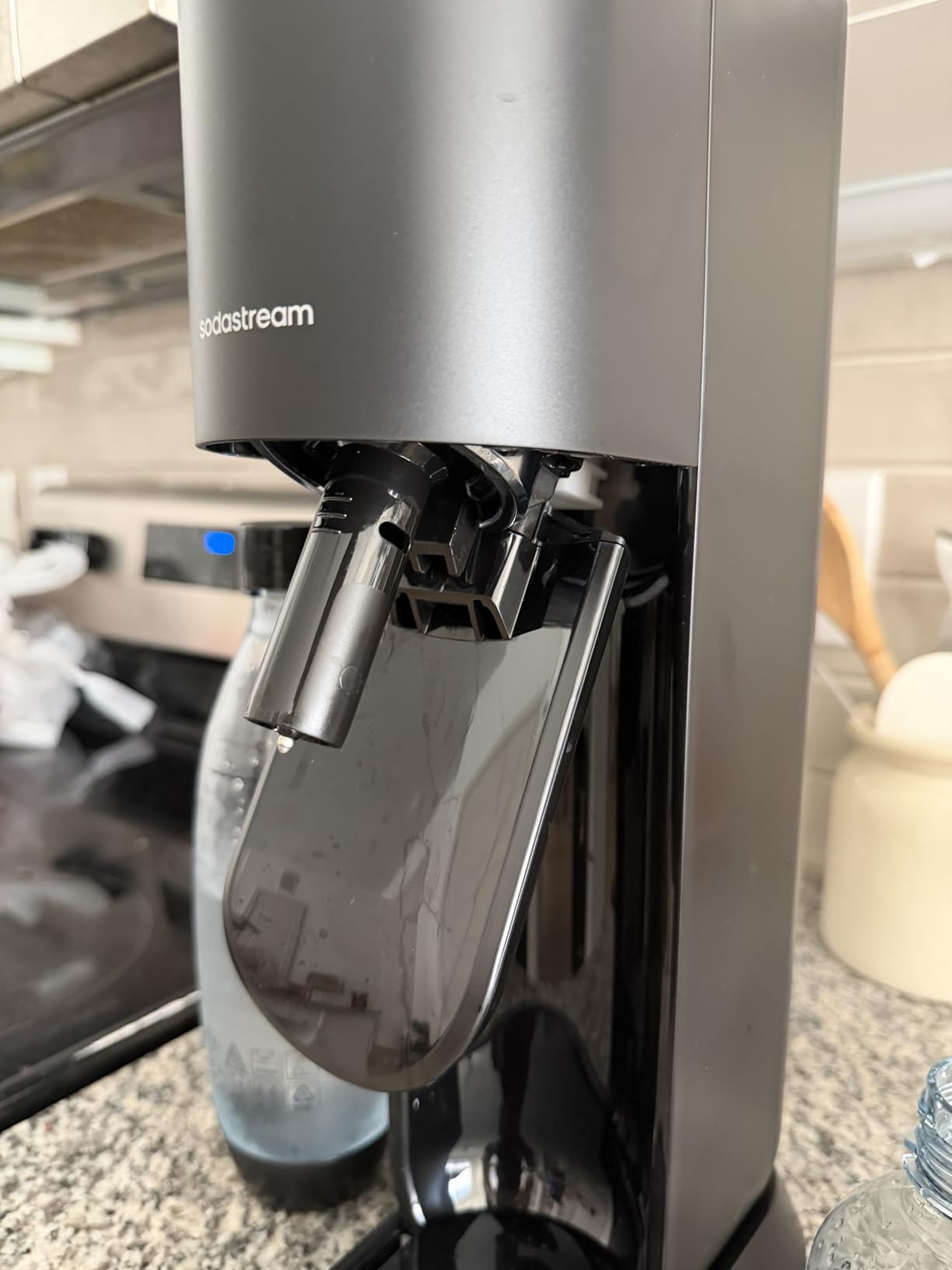 SodaStream MIX™, Sparkling Drink maker & Soda Maker Kit, Carbonates Any Drink, With Dishwasher Safe Carbonating Bottles and 1 CO2 Cylinder/Carbonator, Makes Up To 60L* Drinks, Black customer photo 2
