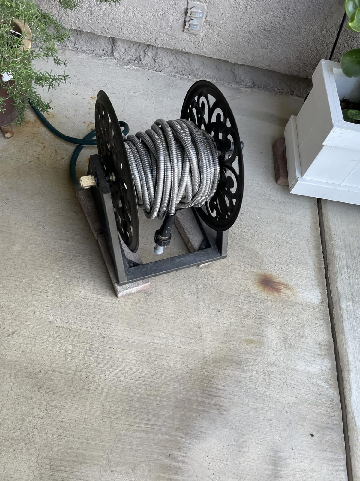 GOFORWILD Wall/Floor Mount Hose Reel, Holds 200-Feet of 5/8-Inch Hose customer photo 1