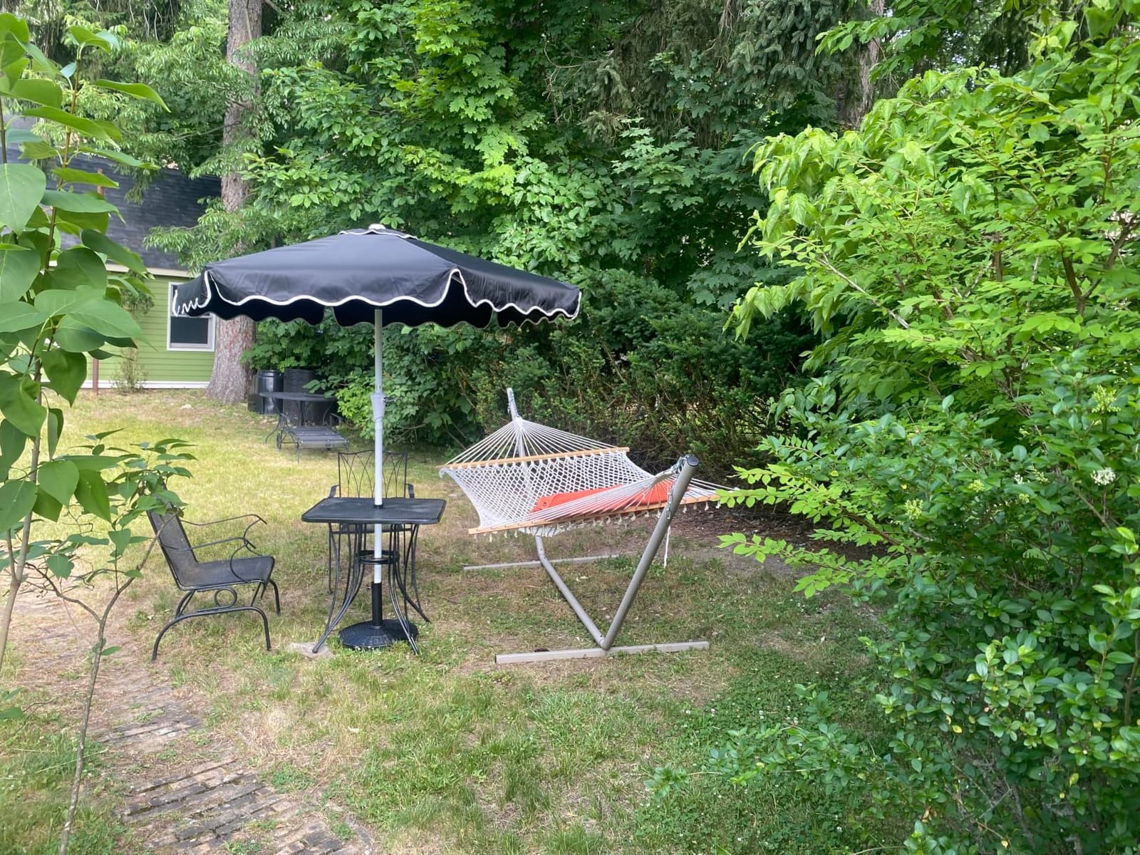 Best Choice Products 7.5ft Patio Market Umbrella with Wavy Trim, UV-Fade-Resistant 210g Canopy, Crank & Tilt, Wind Vent, Heavy-Duty Frame - Black customer photo 2