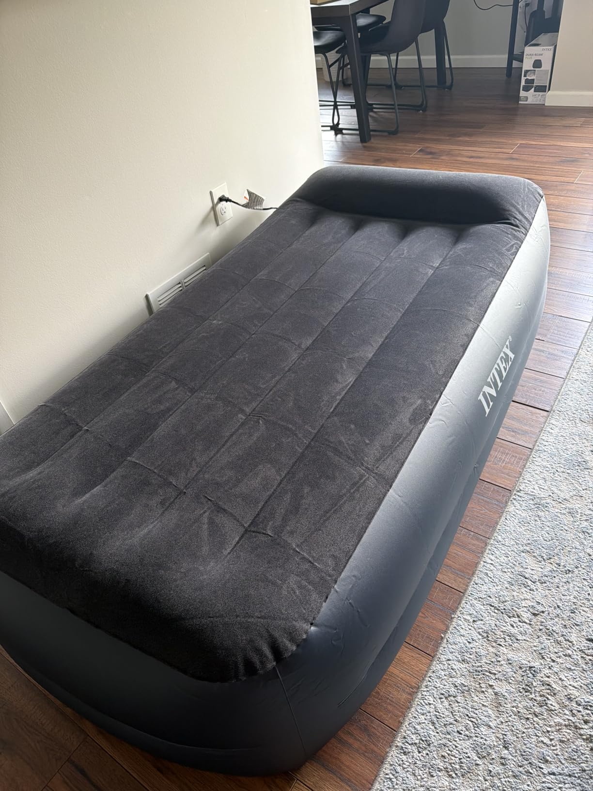 Intex 64123ED Dura-Beam Plus Pillow Rest Air Mattress: Fiber-Tech – Queen Size – Built-in Electric Pump – 16.5in Bed Height – 600lb Weight Capacity customer photo 1